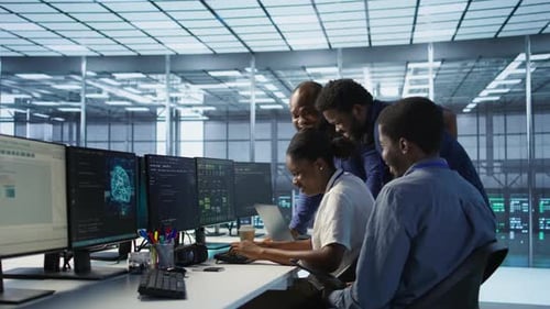 Des collègues du centre de données rient et s'amusent