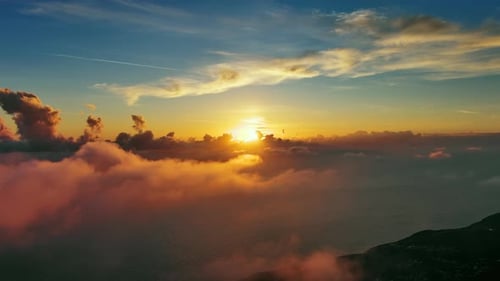 Vue aérienne de nuages brillants au coucher du soleil