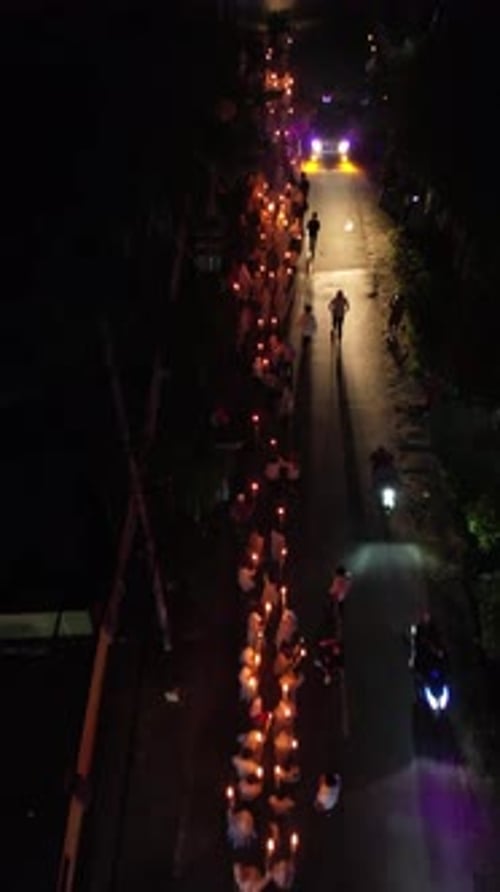Images aériennes verticales de personnes célébrant un relais de la flamme pendant le mois sacré du Ramadan