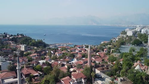 Luftaufnahme der osmanischen Häuser und des alten Yachthafens von Antalya