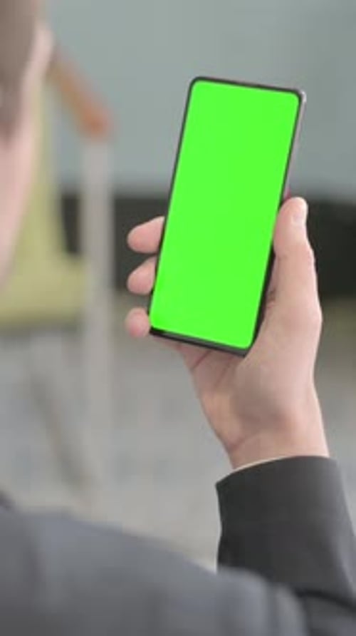 Geschäftsmann nutzt Smartphone mit grünem Bildschirm, vertikales Video