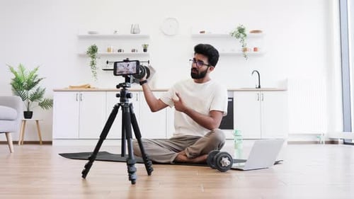 Técnicas de entrenamiento para hombres con mancuernas en un vídeo tutorial en línea