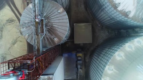 Großer Weizenkornaufzug aus Stahl. Luftbild einer riesigen Metalllagerkonstruktion.