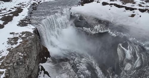 Erleben Sie den beeindruckenden Dettifoss-Wasserfall in Island mit seiner faszinierenden schwarzen Bergküste