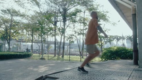 Parkour-Athlet macht Backflip im Freien