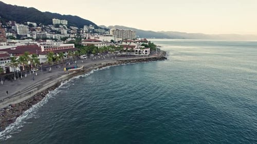 Puedes ver el malecón y la costa de Puerto Vallarta, sobrevolando apreciando la ciudad y el