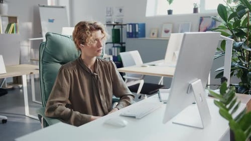Vidéo montrant un bureau dynamique avec un homme et une femme concentrés sur le travail