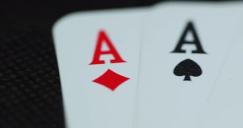 Eine Nahaufnahme von Spielkarten mit allen vier Assen, Herden, Diamanten, Space Cross, die auf einem E liegen