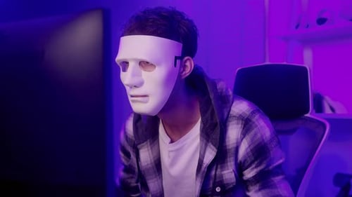 Ein Hacker benutzt einen Laptop, um nachts Daten zu stehlen