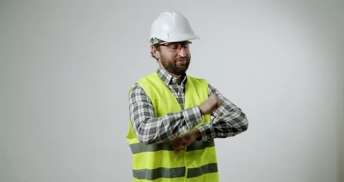Un ouvrier du bâtiment enjoué danse en studio pour exprimer sa joie et sa satisfaction au travail