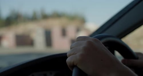 Nahaufnahme weiblicher Hände am Lenkrad beim Autofahren