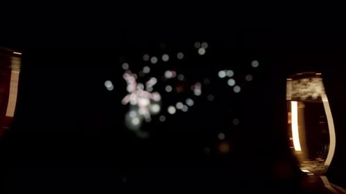 Duas taças de champanhe brindando com fogos de artifício no fundo