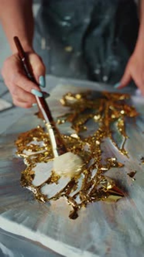 Kreieren Sie atemberaubende Blattgoldkunstwerke in einer kreativen Studioumgebung