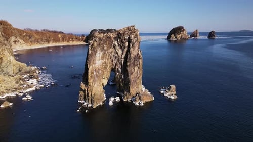 Luftaufnahme eines wunderschönen Felsbogens in der Mitte des Meeres