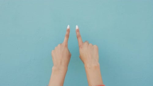 Zeigefinger einer Frau, Hände und nach links, rechts und oben zeigende Finger isoliert auf blauem Studiohintergrund