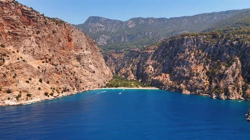 Vista costeira serena de uma praia isolada.