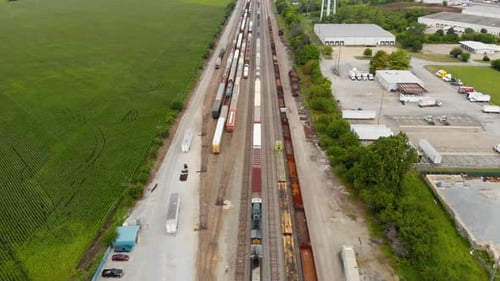 Vista aérea de 4k mostrando vários trens estacionados em uma estação de trem esperando para sair