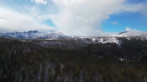 Invierno y primavera: estación de esquí de Mammoth Mountain, California Hemlocks Ritter Range, Sierra Nevada, Minaretes