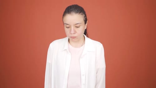 La femme qui soupire et qui bouffe d'ennui.