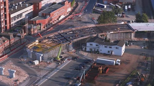 Construcción de puentes con andamios y maquinaria en Riga, Letonia