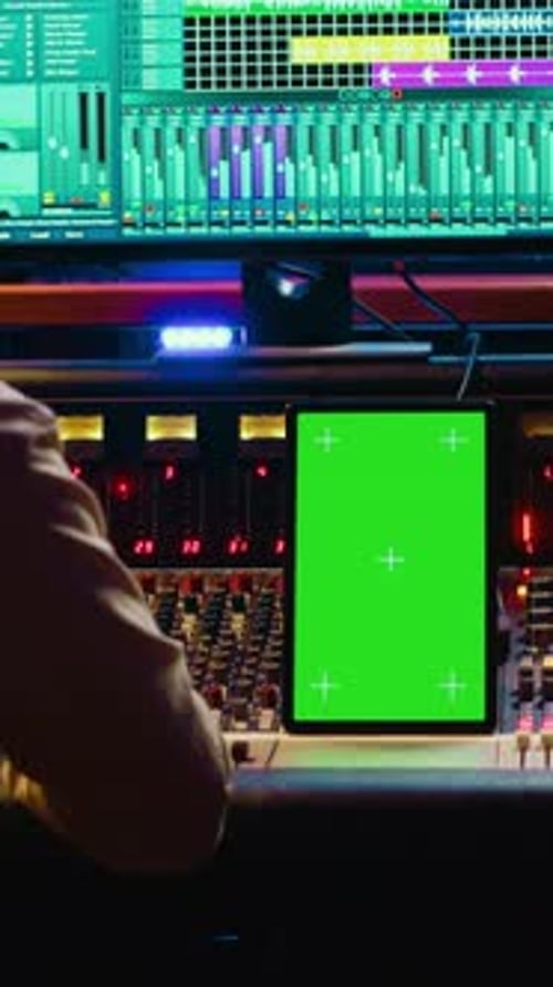Vertikaler Videomusikproduzent, der Ton mit einer Audiosoftware aufnimmt, mischt und wiedergibt