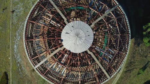 Majestuosa y misteriosa: la Buzludja búlgara vista desde arriba en un día de otoño.