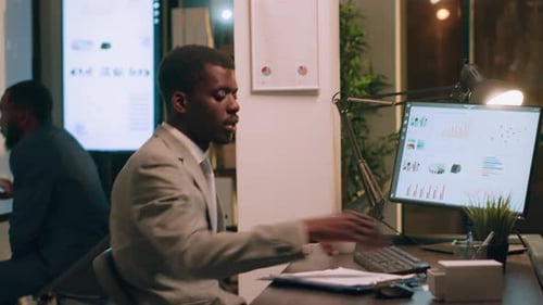 Employé arrivant au travail