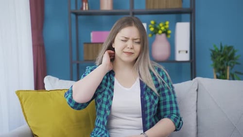 Jeune femme malade dont les os lui font mal quand il éternue.
