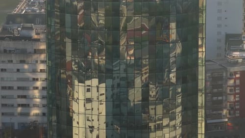 Reflexionen auf dem hohen Gebäude