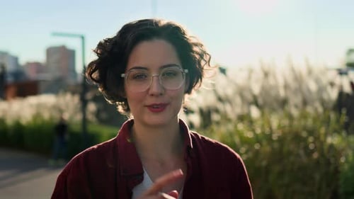 Hand zeigt auf dich Das Mädchen zeigt eine Geste mit ihren Finger, mit ihrem Zeigefinger, mit ihrer Hand, du