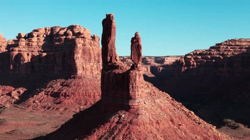 Luftbild: Umrunden Sie die Felsformation im Valley of the Gods im Morgenlicht
