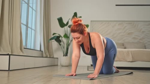 Yoga-Fitnesstraining Frau praktiziert Yoga zu Hause in Übergröße, Frau, macht Sportübungen