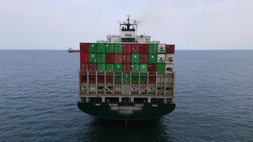 Ein beladenes Containerschiff im Meer Luftbild Konzept des internationalen Handels und der Schifffahrt