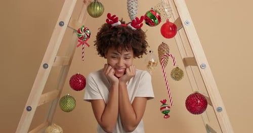 Adorable mujer tocada con cabello afro sonríe agradablemente, hace un gesto de gratitud