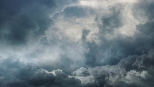 tempestade, lapso de tempo, nuvens nubladas, céu escuro com relâmpagos.