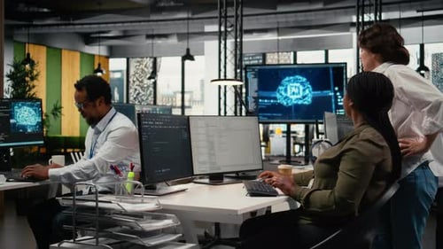 Equipo de técnicos en la oficina que trabajan juntos para automatizar los flujos de trabajo mediante inteligencia artificial