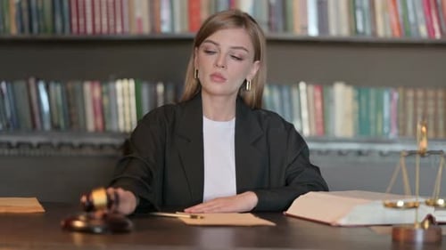 Juez golpea el mazo para anunciar la sentencia