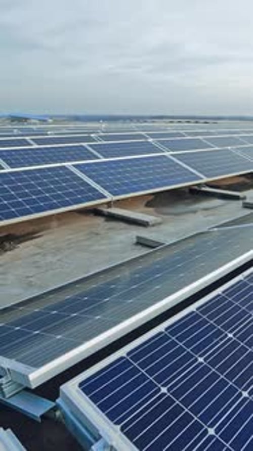 Installation von Photovoltaikmodulen auf einem Solarpark. Arbeiter in Schutzkleidung.