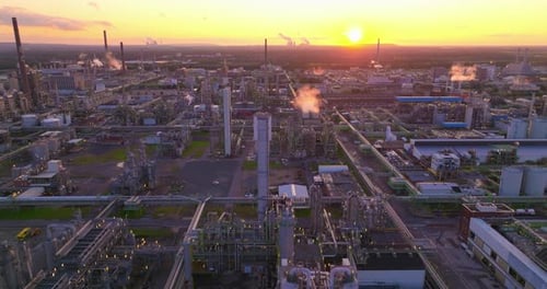 Establecimiento de imágenes aéreas de una planta química, una planta química que bombea humo y vapor industrial