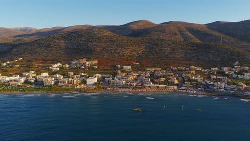 Vue aérienne de Stalida en Crète au coucher du soleil avec paysage côtier et montagneux