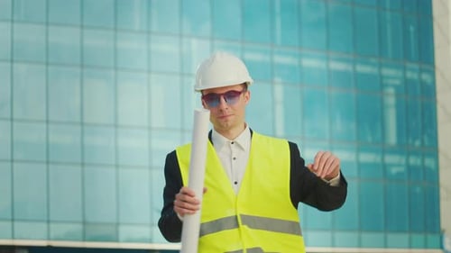 Engenheiro ou arquiteto masculino em um capacete e uma jaqueta protetora