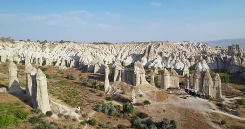 Vista aérea de Love Valley en el Parque Nacional Histórico de Goreme en Capadocia