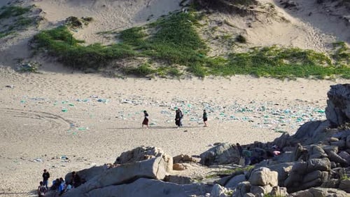 Weitwinkelaufnahme des stark verschmutzten Strandes von Banana Point Thung Beach. Vietnam.