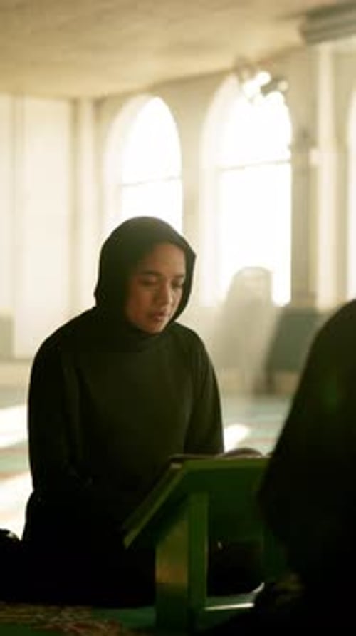 Koran, Frau und Moschee für islamisches Gebet, Wissenssuche und Lektüre eines Buches über den Glauben