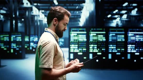 Administrateur effectuant un contrôle sur les serveurs VPN