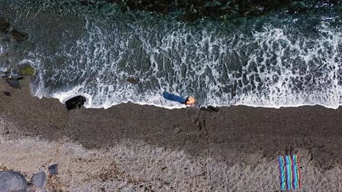 Menschen am Strand, Luftaufnahme, Drohnenblick, Strandtennis spielen, Sonnenbaden, Urlaub am Meer genießen