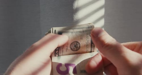 Männliche Hände zählen Stapel von US-Dollar-Scheinen