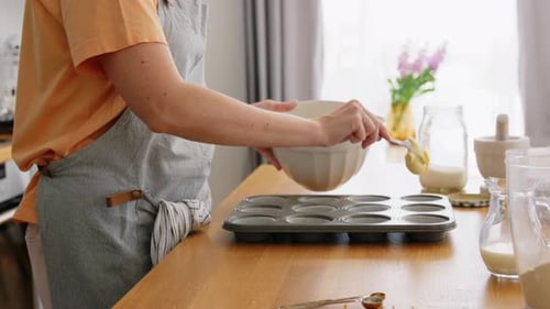 Konzept für Kulinarik, Backen und Menschen — Fröhlich lächelnde junge Frau, die Essen auf der Küche zu Hause zubereitet...
