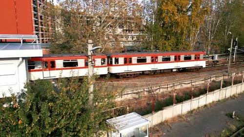 Vista del tren de Tiflis durante el otoño