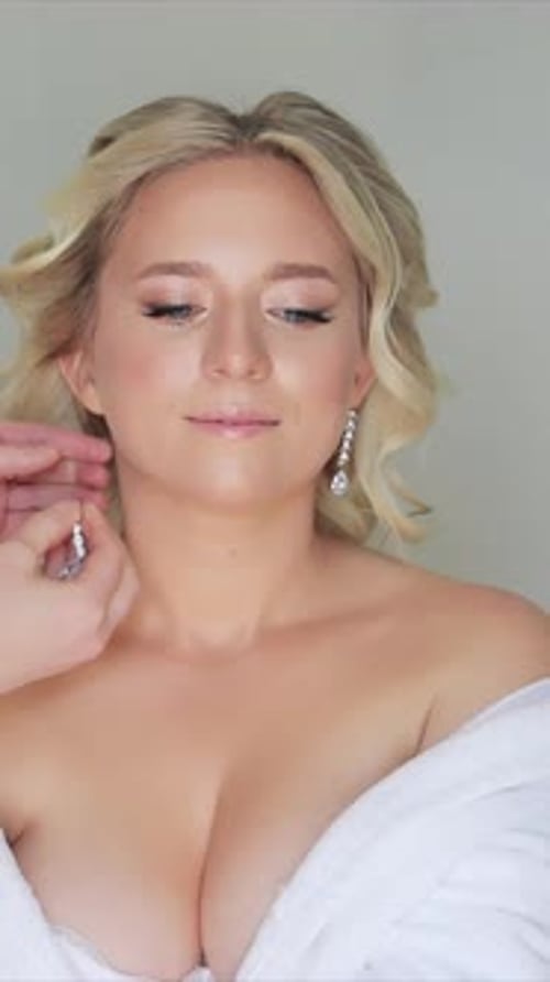 Los toques finales de la novia capturados por la cámara Un momento entre bastidores que captura a una novia consiguiendo la final